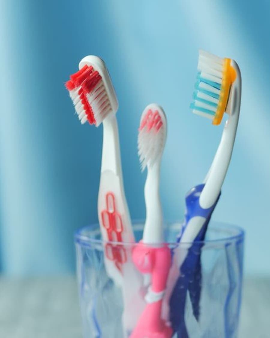 Brosses à dents colorées pour enfants dans un gobelet