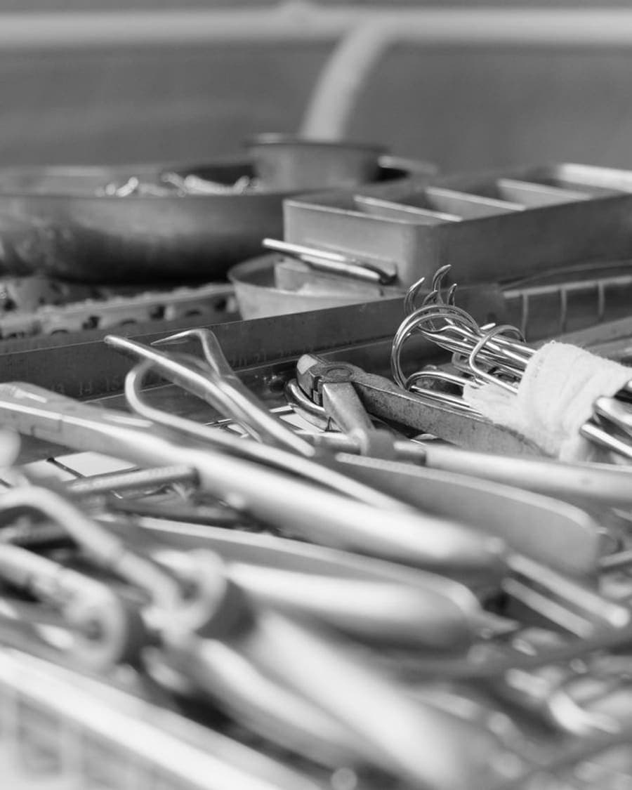 Plateau d'instruments de chirurgie stérilisés