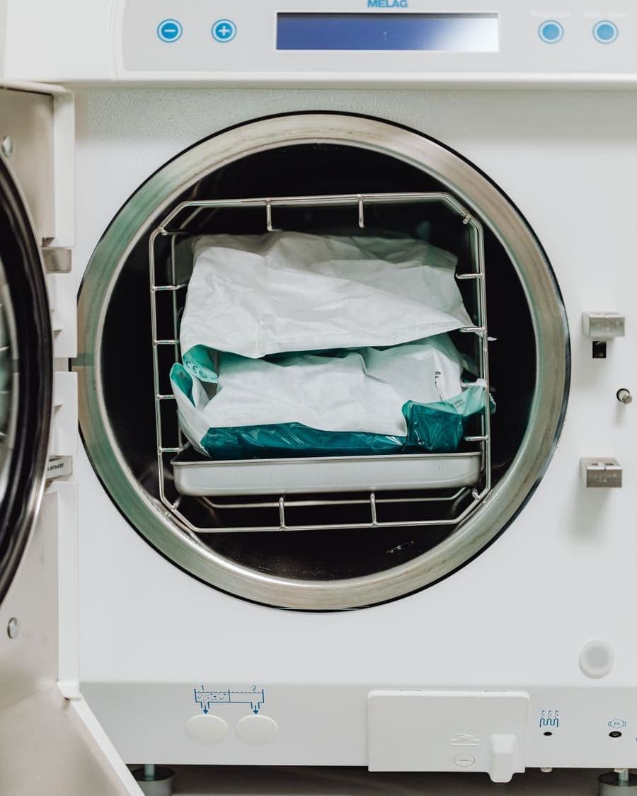 Sachets d'instruments stérilisés à la sortie de l'autoclave